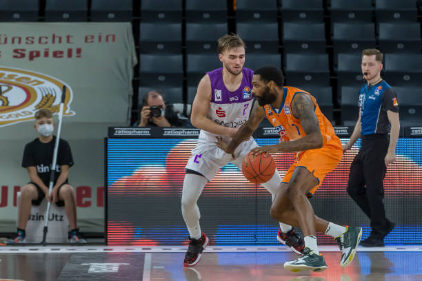 与此相对 与此相对